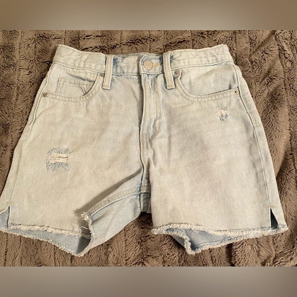 Old Navy high rise slouchy straight leg girls jean shorts. Size 8